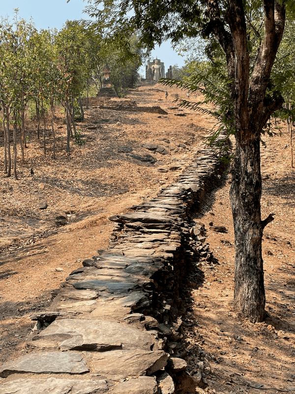 Chemin coline surmontée d'un temple