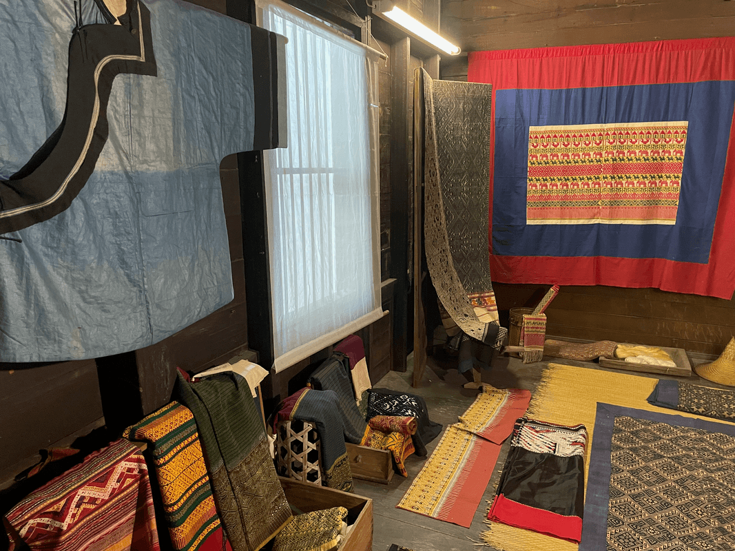 Salle remplie de tissus