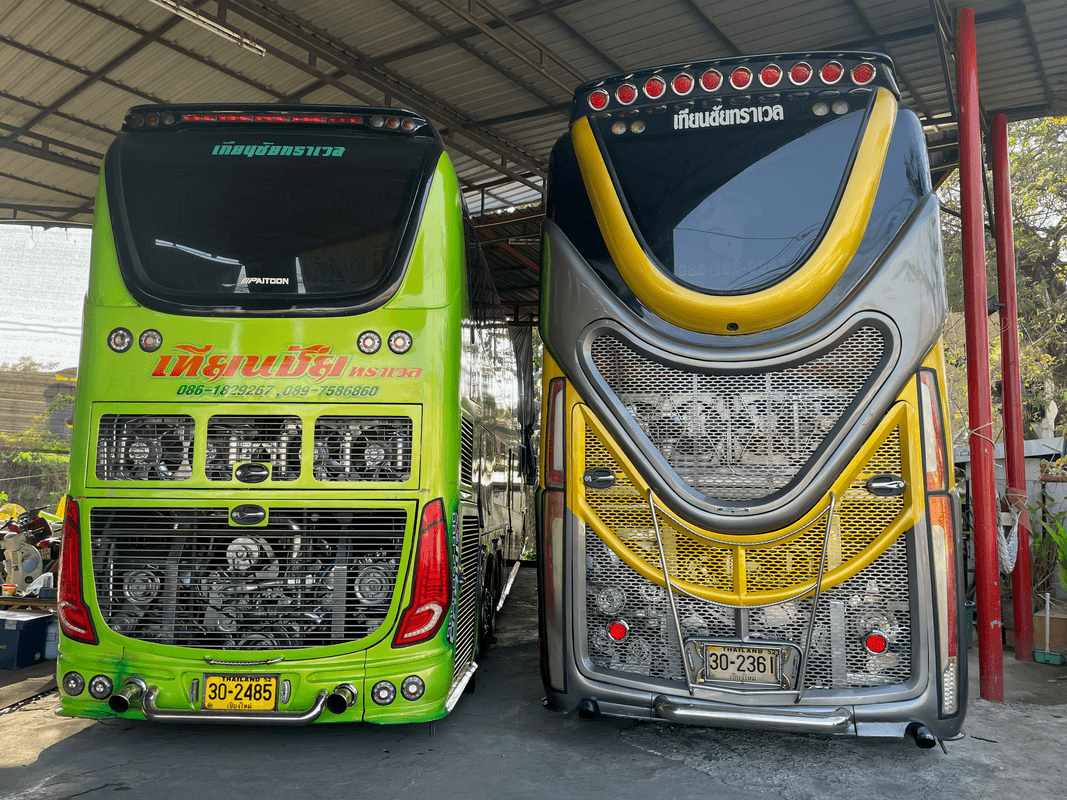 Bus le long de la route