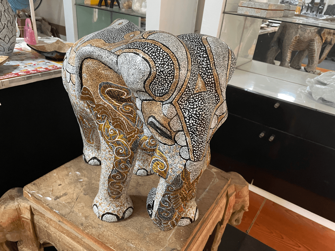 Eléphant laque et coquilles