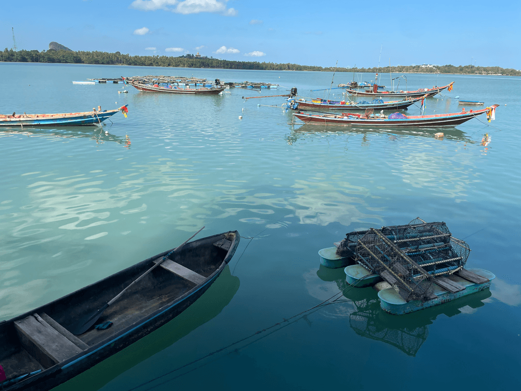 Barques sur eaux turquoises