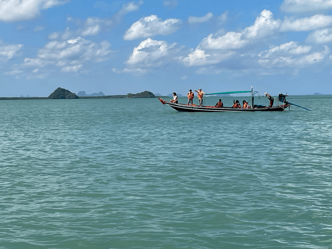 Barque avec touristes