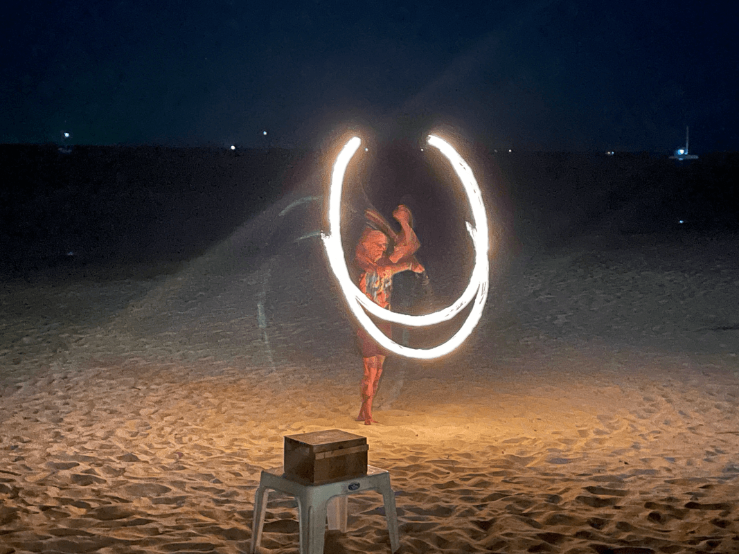 Spectacle de feu sur la plage 1