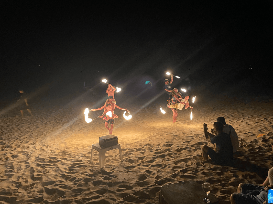 Spectacle de feu sur la plage 2