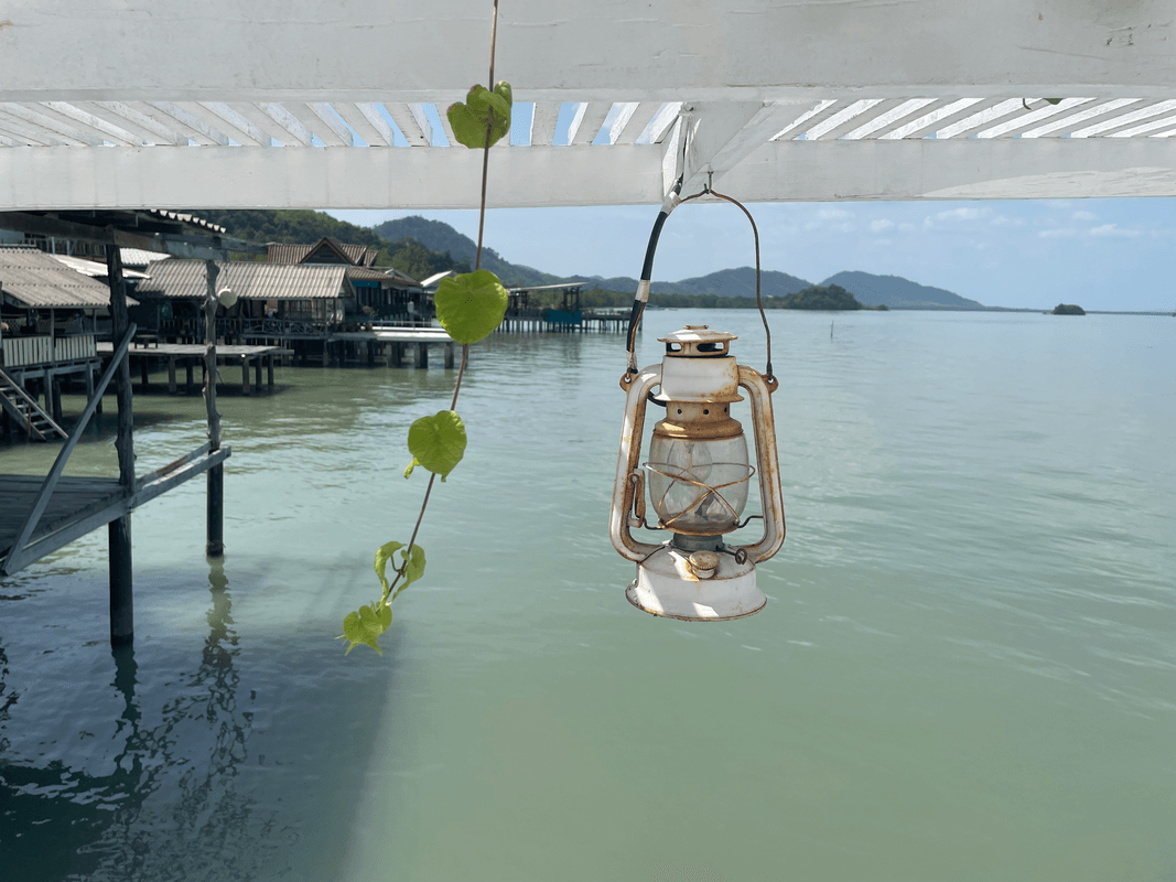 Maisons sur pillotis et mer