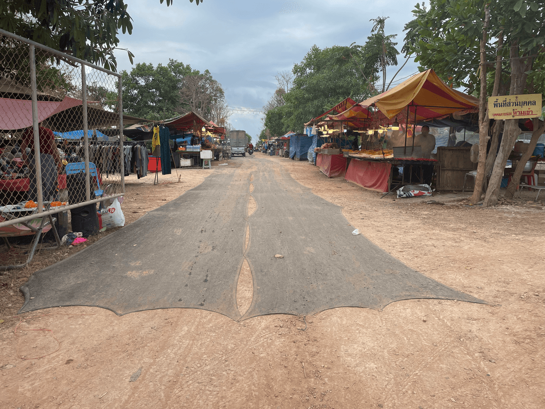Marché sur la route de la plage