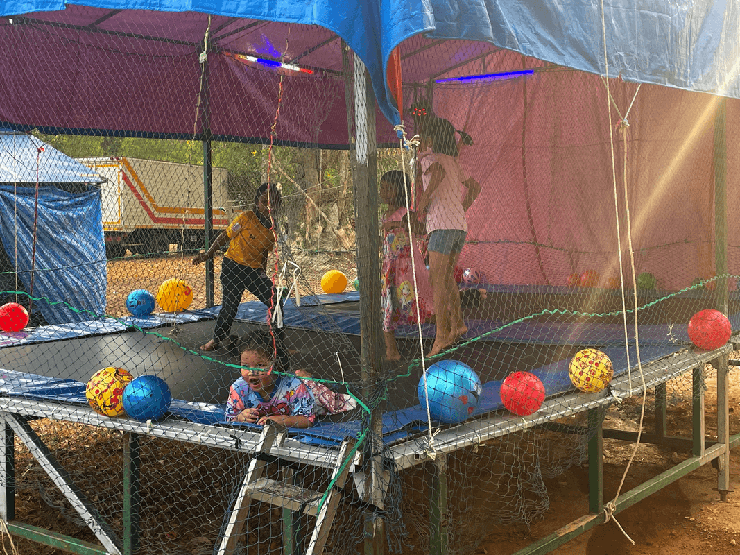 Enfants sur le trampoling