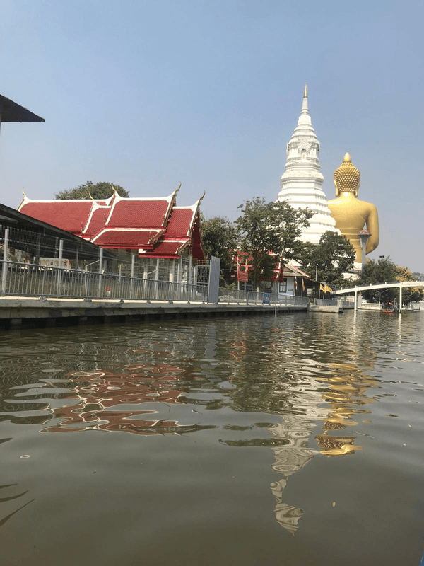Statue géante Buddha le long du canal