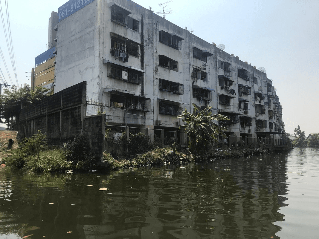 Bâtiment le lond du canal